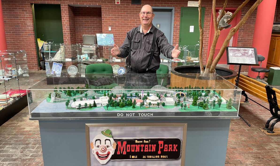 Jay Ducharme'78 unveils his model of Mountain Park