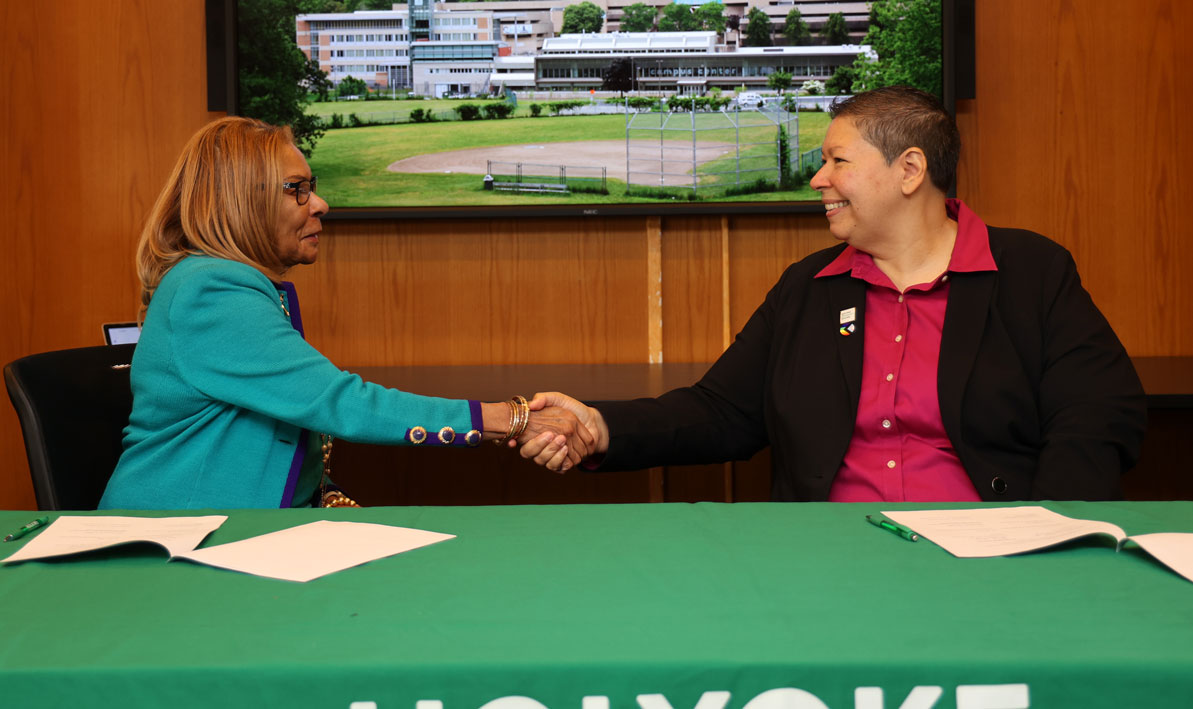 WSU President Linda Thompson shakes hands with HCC President Christina Royal