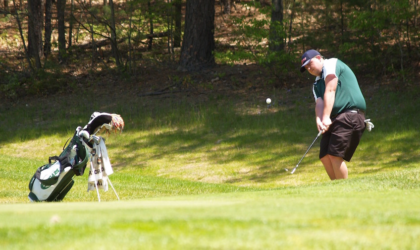 Cougars golfer Colby Manning chips onto the green 