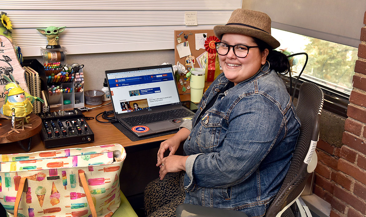 Liza Román '03 at her desk