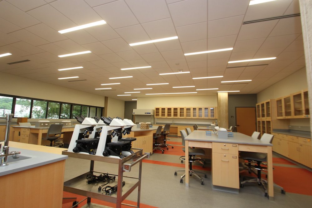 An empty lab in HCC's new Center for Life Sciences